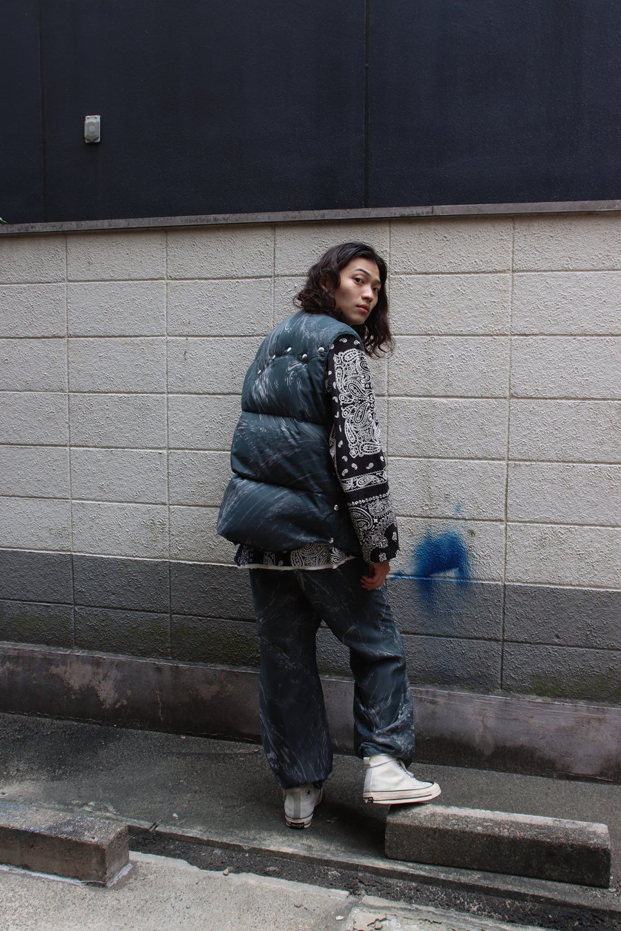 MASU(エムエーエスユー)のMARBLE BANDANA PUFFER VEST BLACK(ダウン