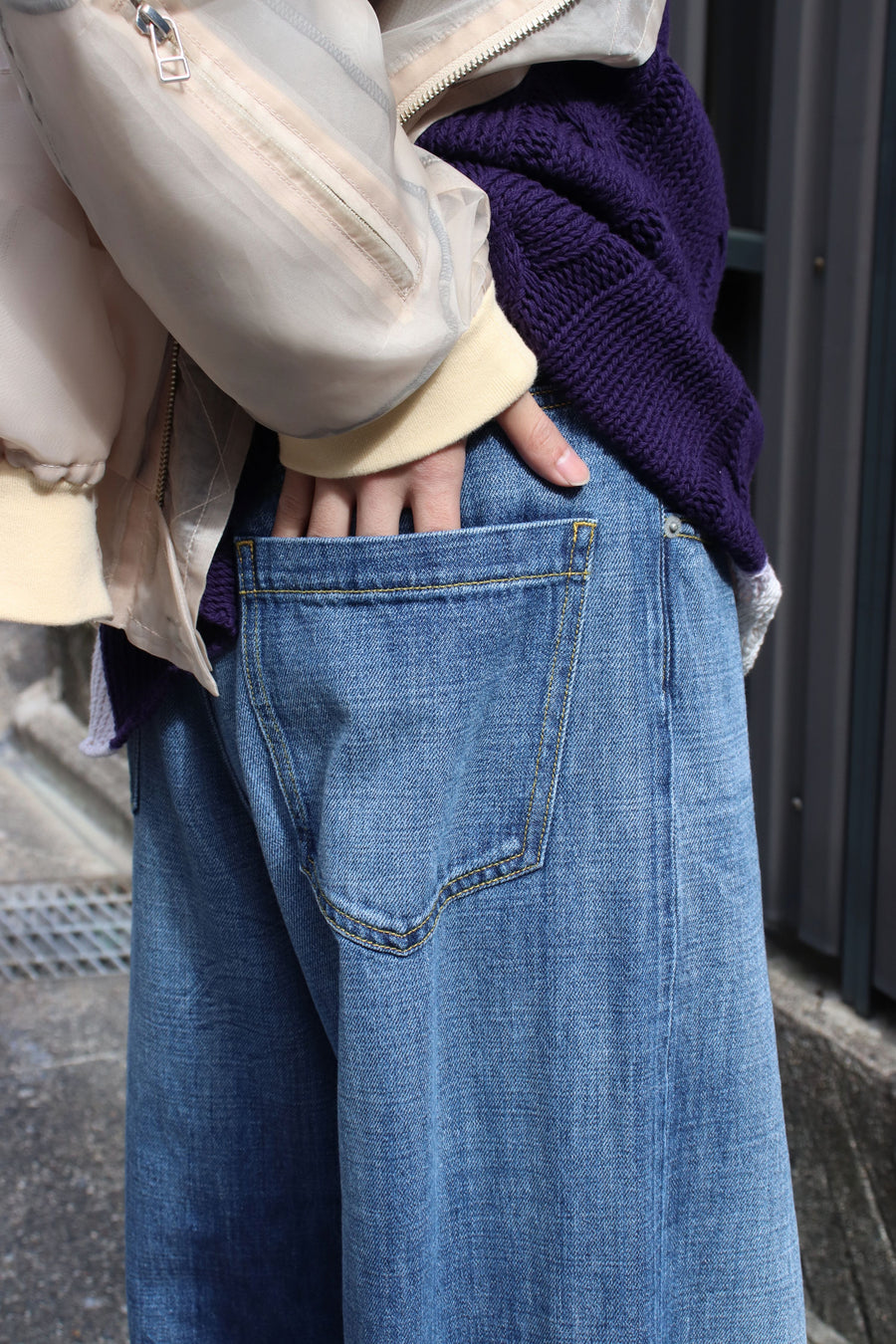 人気カラーの soeワイドジーンズ（Widest Hard Wash Jeans ） デニム