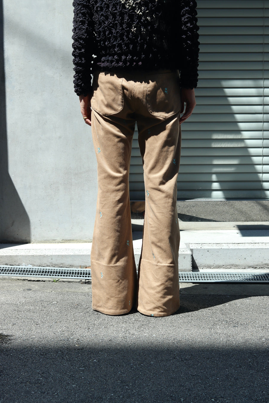 MASU(エムエーエスユー)のSEAMLESS BELL BOTTOM TROUSERS BEIGEの通販