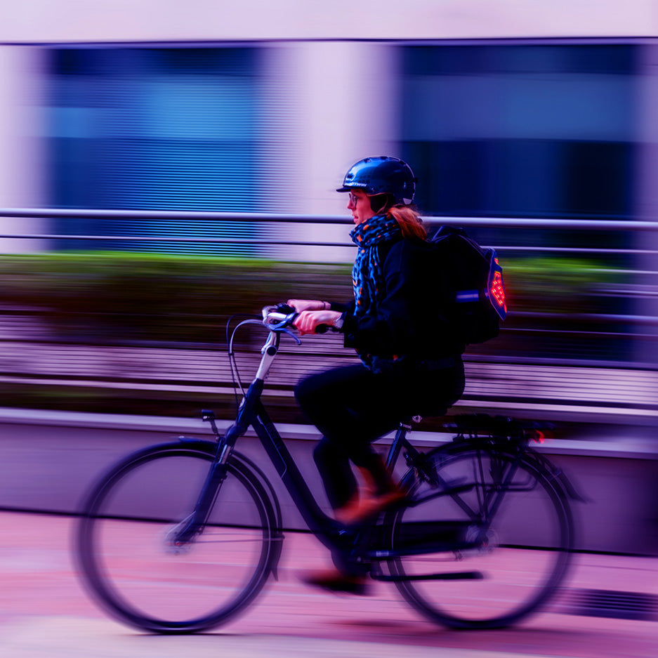 Cycliste avec accessoire lumineux clignotant