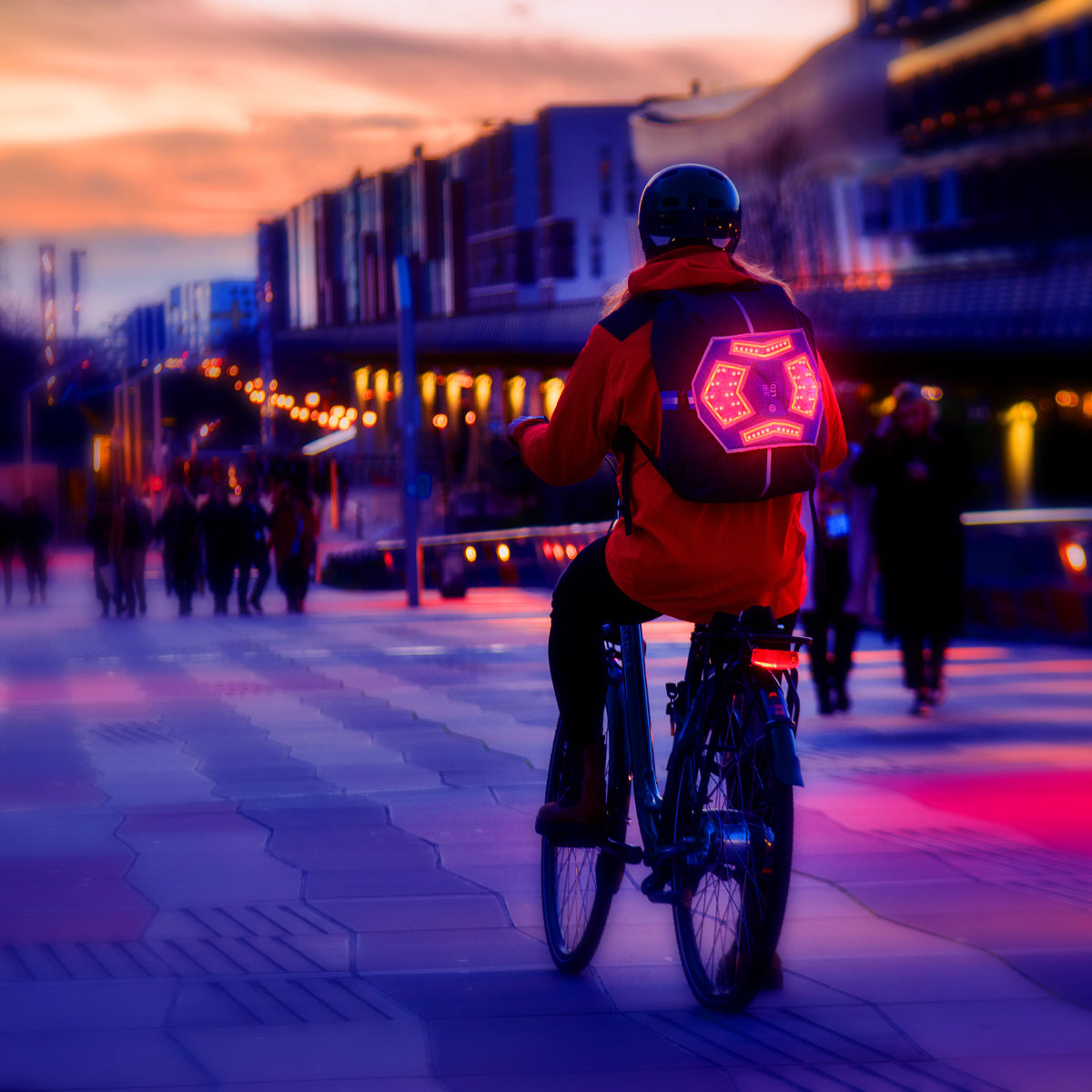 Cycliste avec accessoire lumineux clignotant
