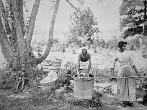 Women washing clothes during the slavery era. Origins and image author unknown.