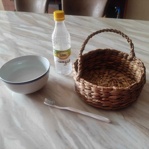 Use-white-vinergar-solution-to-clean-the-wicker-basket