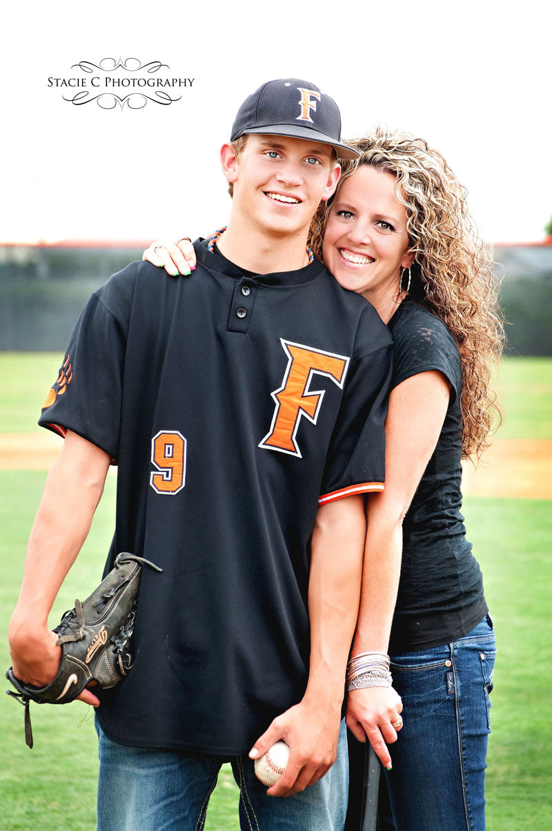 senior baseball player with mom