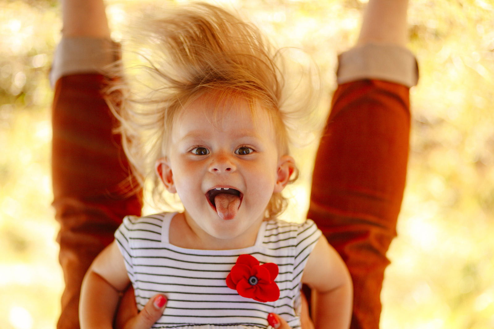 bambina a testa in giù immagine