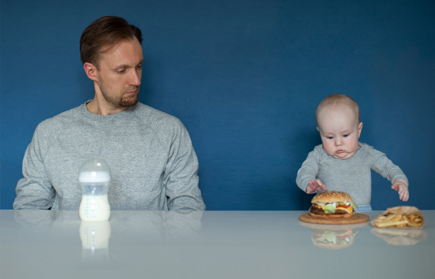 far och barns mat byts ut, medan far stearing barnmat's food is exchanged,while father is stearing child food 