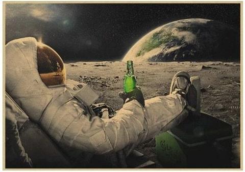 Poster biere humour astronaute qui boit sa biere