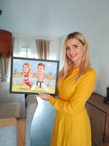 Caricature de Karine Loriau dans un cadre photo tenue par elle-même la représentant avec une pose de karaté
