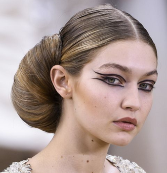 The 36 Standout Beauty Looks From the London Fashion Week Runways   Fashionista