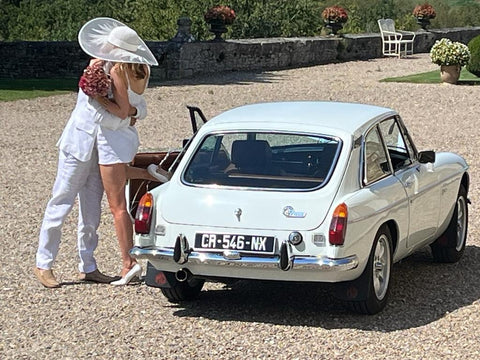 Eve wears the Saint Tropez sun hat