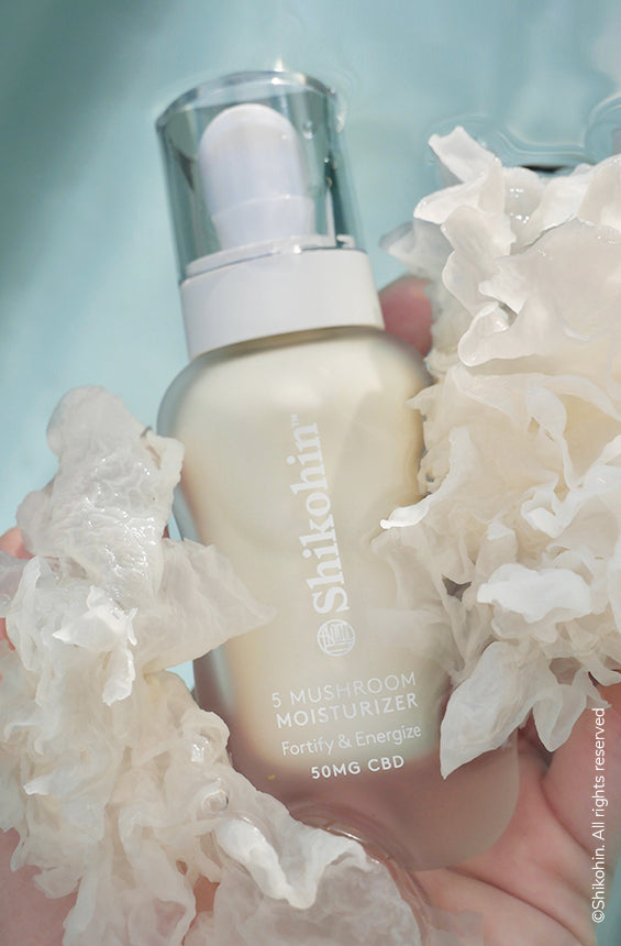 An image of Shikohin’s Mushroom Moisturizer with two snow mushrooms surrounding it.