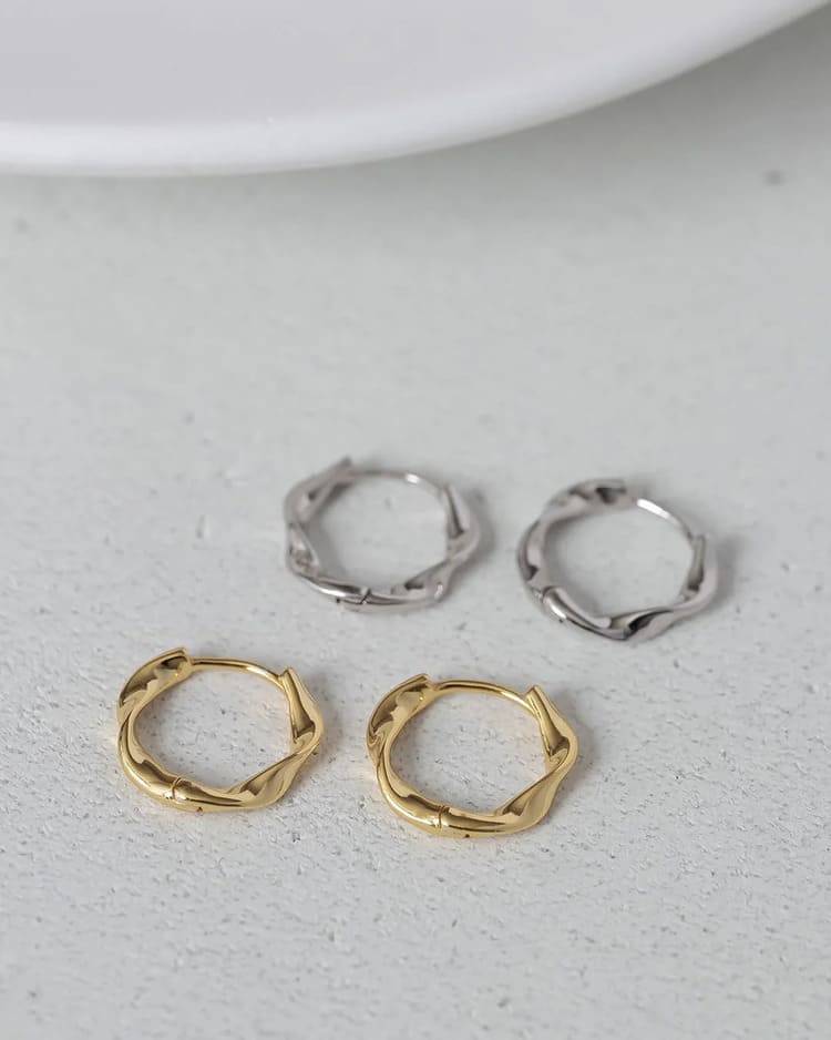 ねじれフープミニピアス
