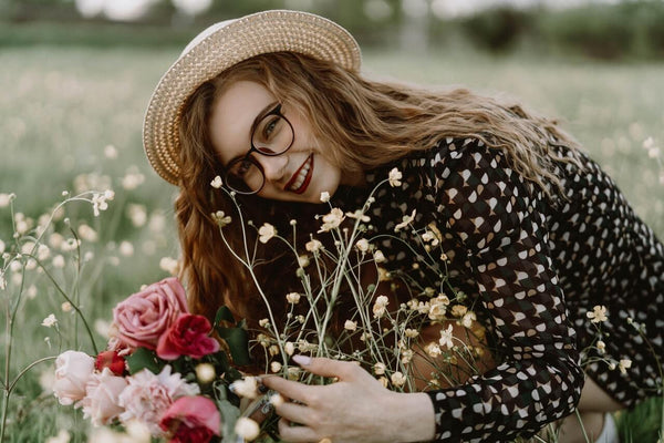 chapeau sur la tete d'une femme