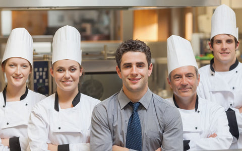 personal de un restaurante sonriendo