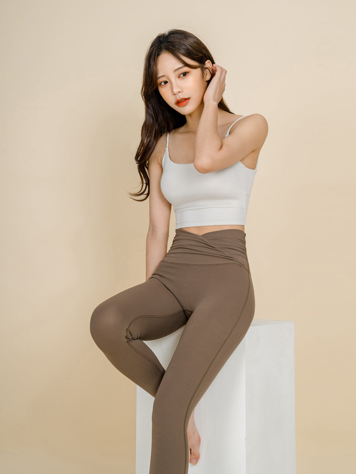 A rare design, waist-crossing yoga pants ~ Super! beautiful! of!   There are also thoughtful little pockets for storing cards~ The five-color model comes with this top~