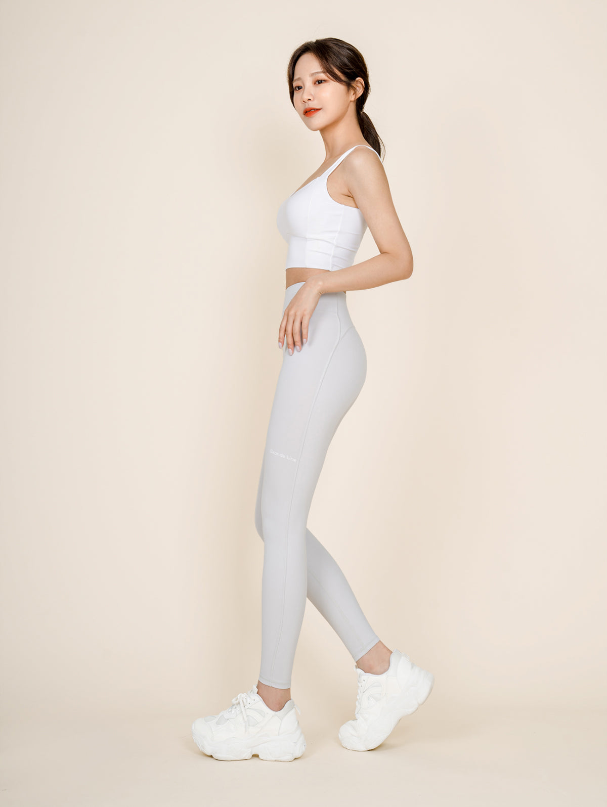 Super soft yoga pants. The milk color is cute and perfect~ Full of elasticity and enough slimming effect on the legs. The sun protection fabric is suitable for any outdoor sports. Available in seven colors (8.2 points of length optional)