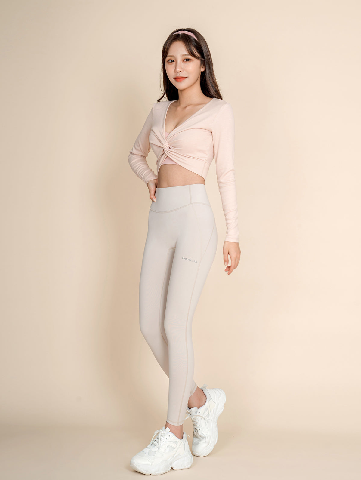 扭結 Crop Top   短身設計拉長身形比例   六色入 適合不同風格的您    ┆Melange Gray 灰色┆    ┆Indie Pink 粉色┆     ┆Cocoa Beige 可可色┆ ┆Light Beige 淺裸色┆      ┆Khaki 卡奇色┆    ┆Ivory 象牙白色┆