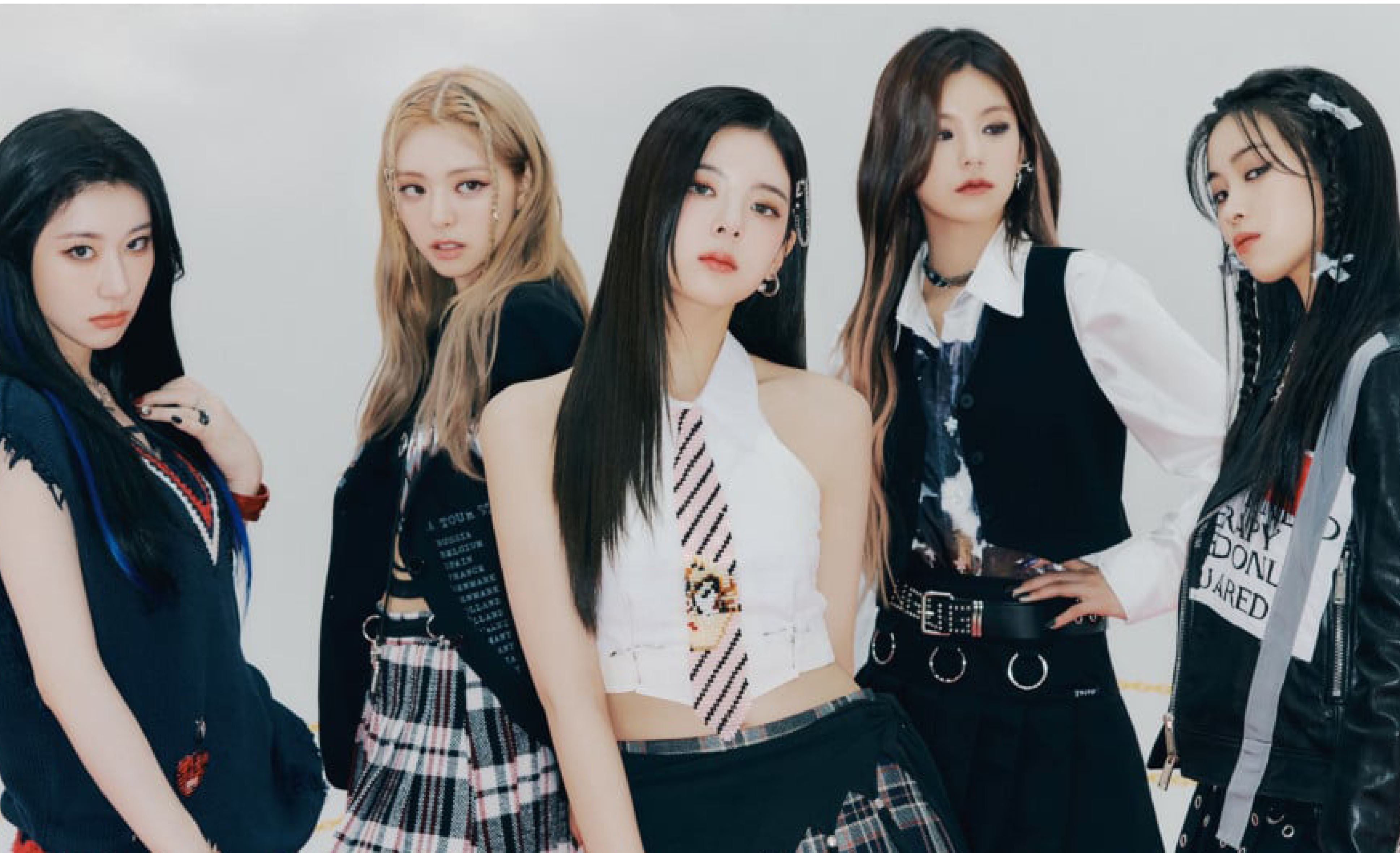 Born to be itzy кириллизация. Рюджин Itzy 2022. K Pop группа Itzy. Itzy 2022 группа Loco.