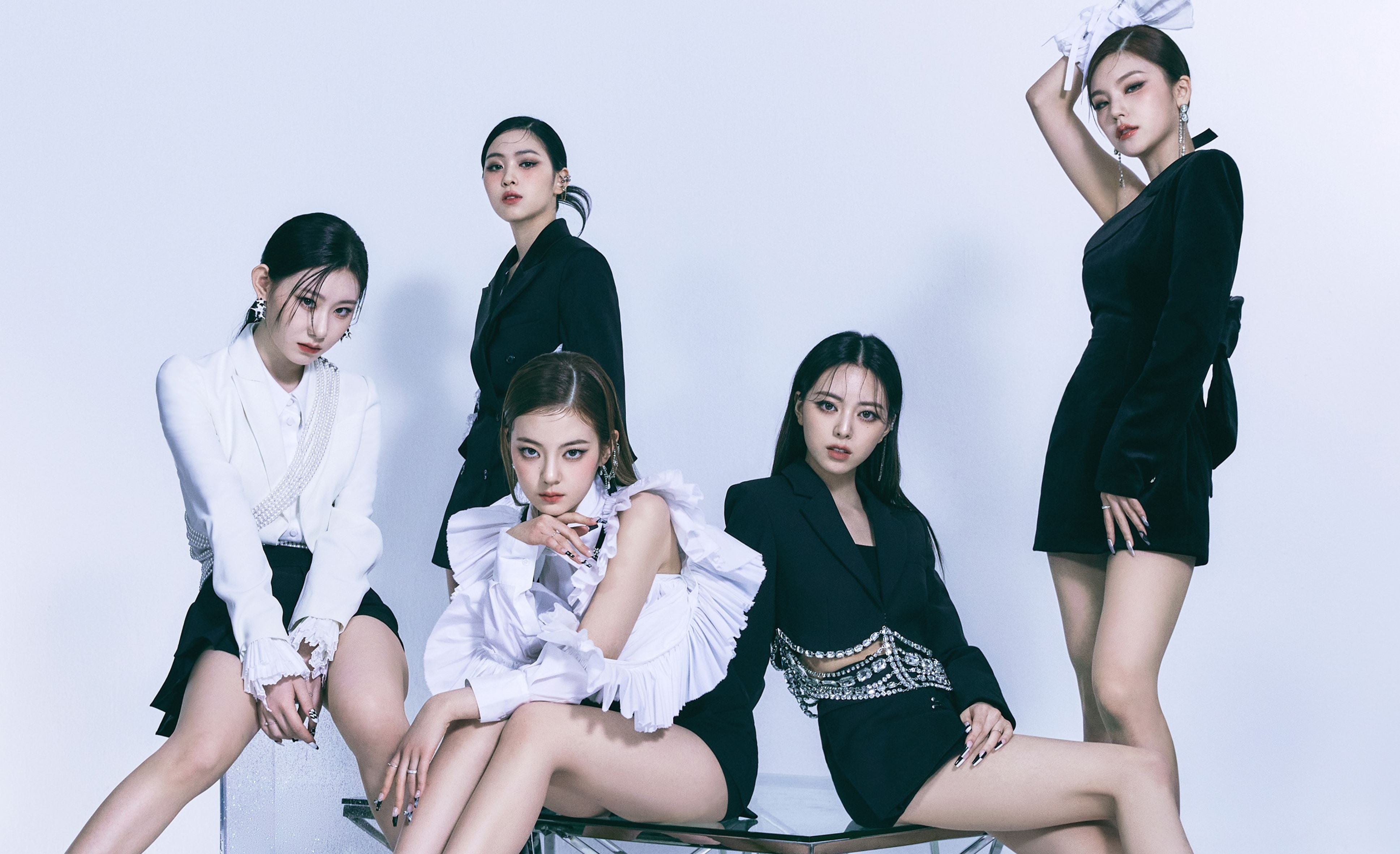 Born to be itzy кириллизация. Группа Itzy 2022. K Pop группа Itzy. Checkmate группа k Pop. Itzy Checkmate.