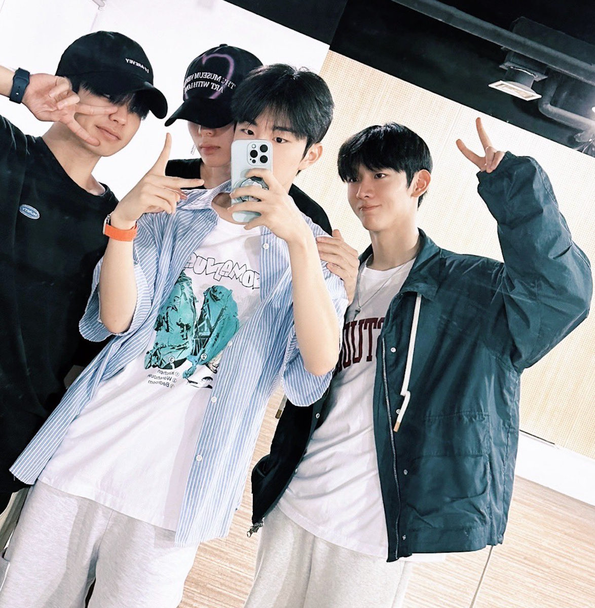 K-Pop boygroup EVNNE group selfie