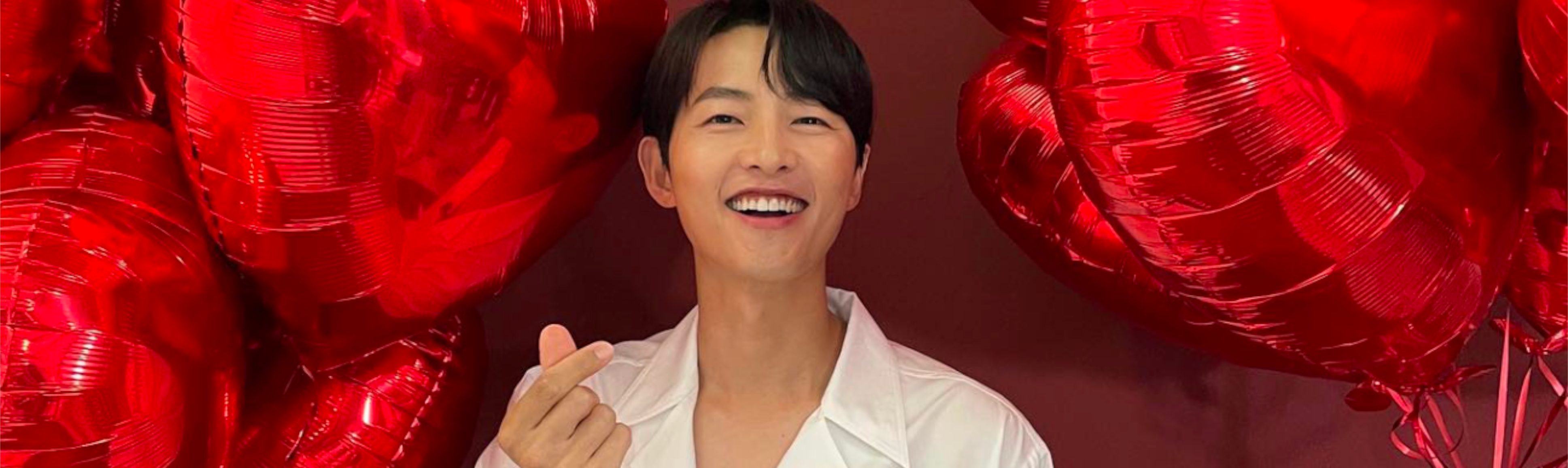 Korean actor Song Joong Ki making a finger heart (Instagram: hi_songjoongki)