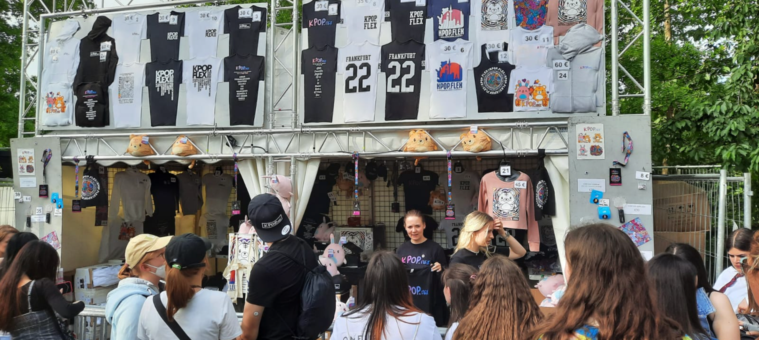 KPOP.FLEX Merchandise Boot: T-Shirts, soft toys / photo by Helen Bosch