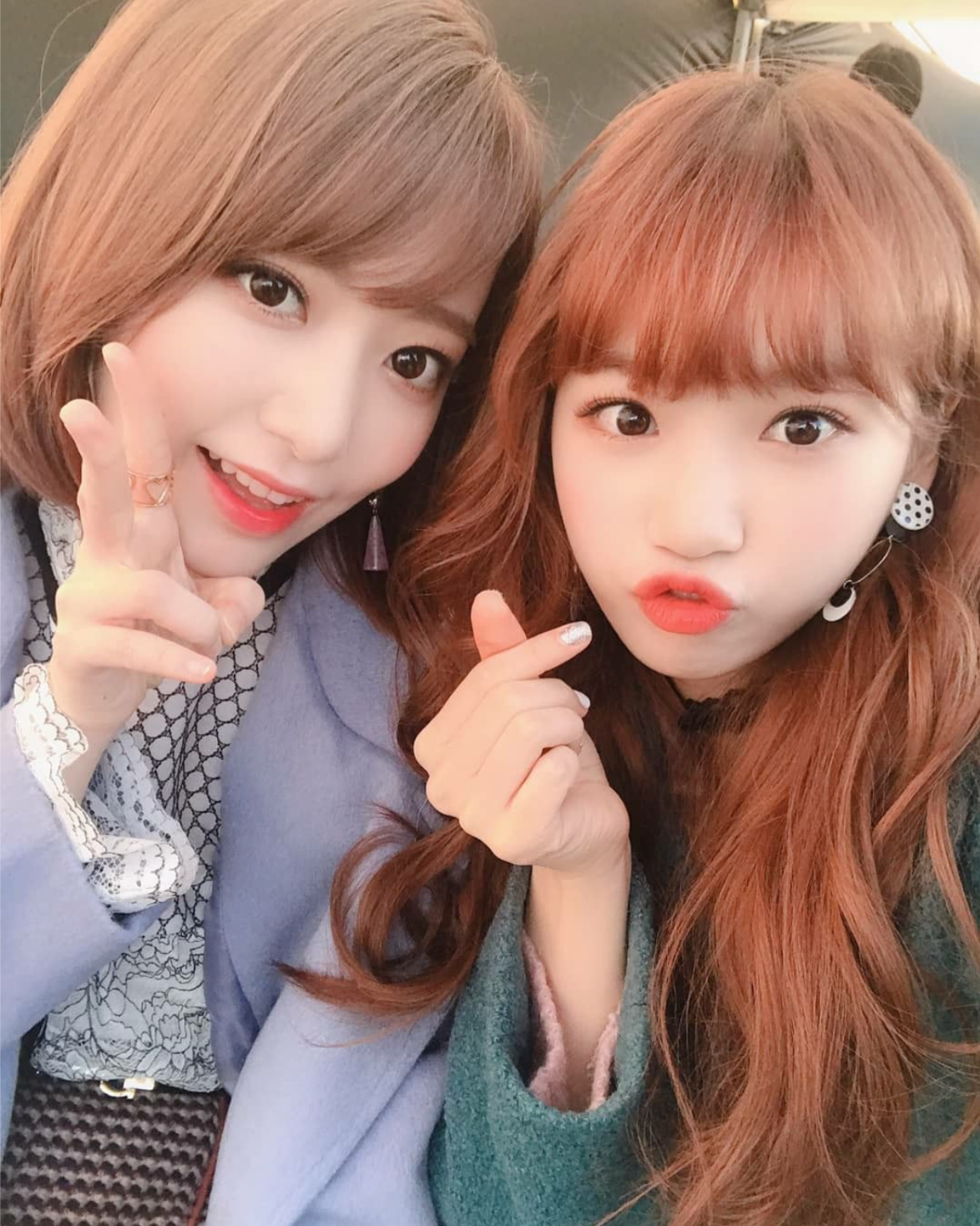 iz*one chaewon & sakura selfie