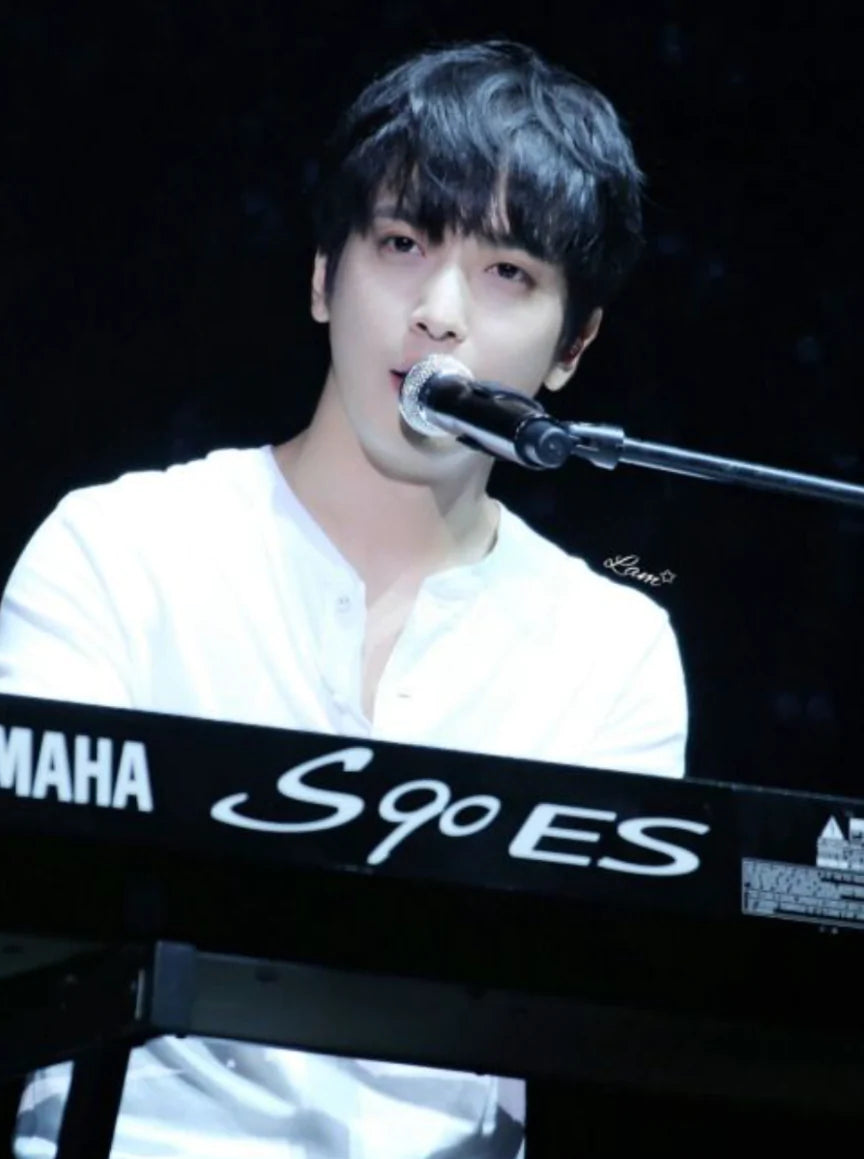 jung yonghwa playing keyboard