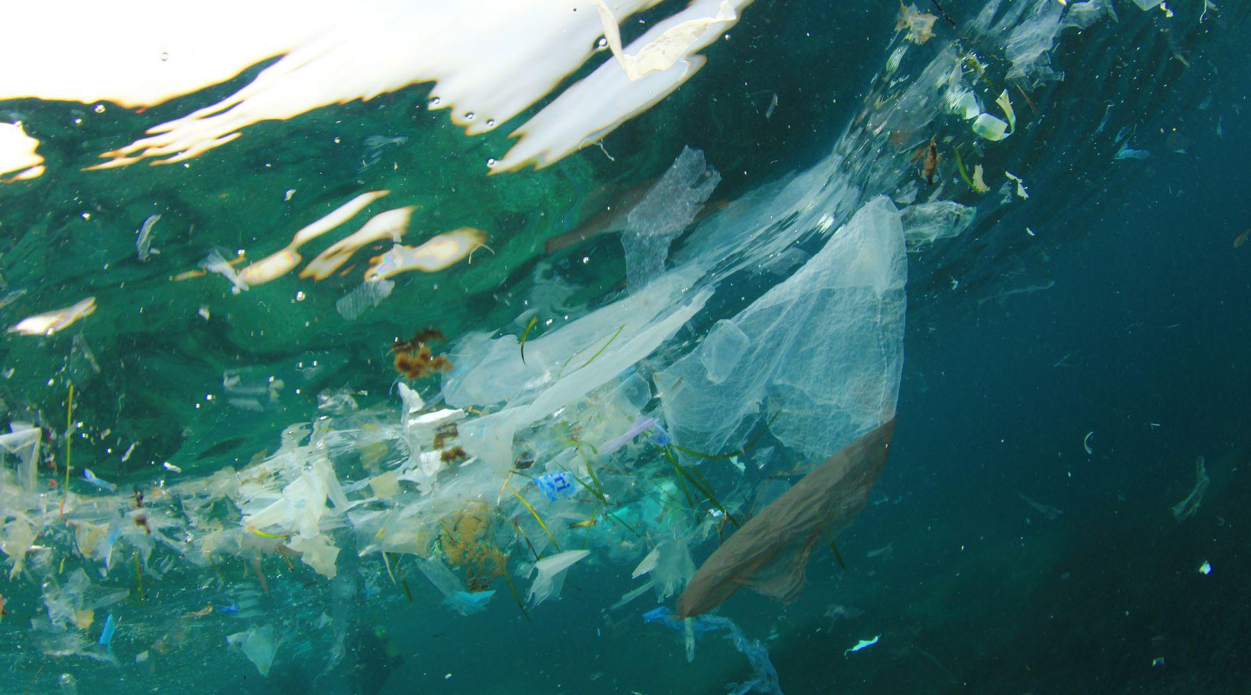 Plástico nos oceanos