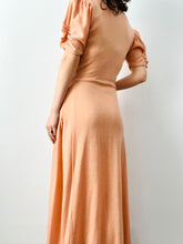 Load image into Gallery viewer, Vintage 1940s peachy pink dressing gown
