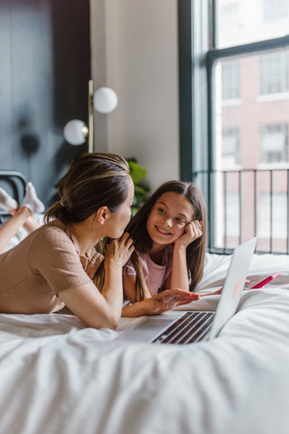 Mère et fille discutant des premiers signes des règles chez les jeunes filles adolescentes