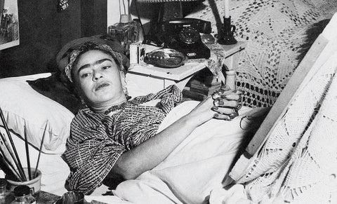 Frida Kahlo im Bett liegend