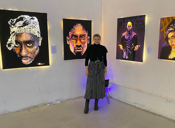 Scribblezone Kunstausstellung von Marilena Hamm beim 17. Nachtwandel im Jungbusch in Mannheim, zu sehen die Künstlerin vor ihren innovativen Leuchtporträts, Gemälde die leuchten.