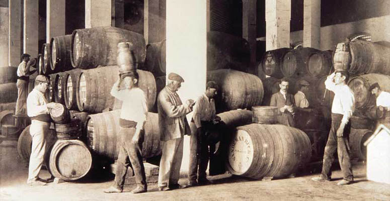 Arrumbadores: the workers whose job it is to organize and look after the barrels in the cellar.