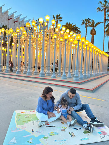 父亲、母亲和孩子在洛杉矶游戏垫上的照片