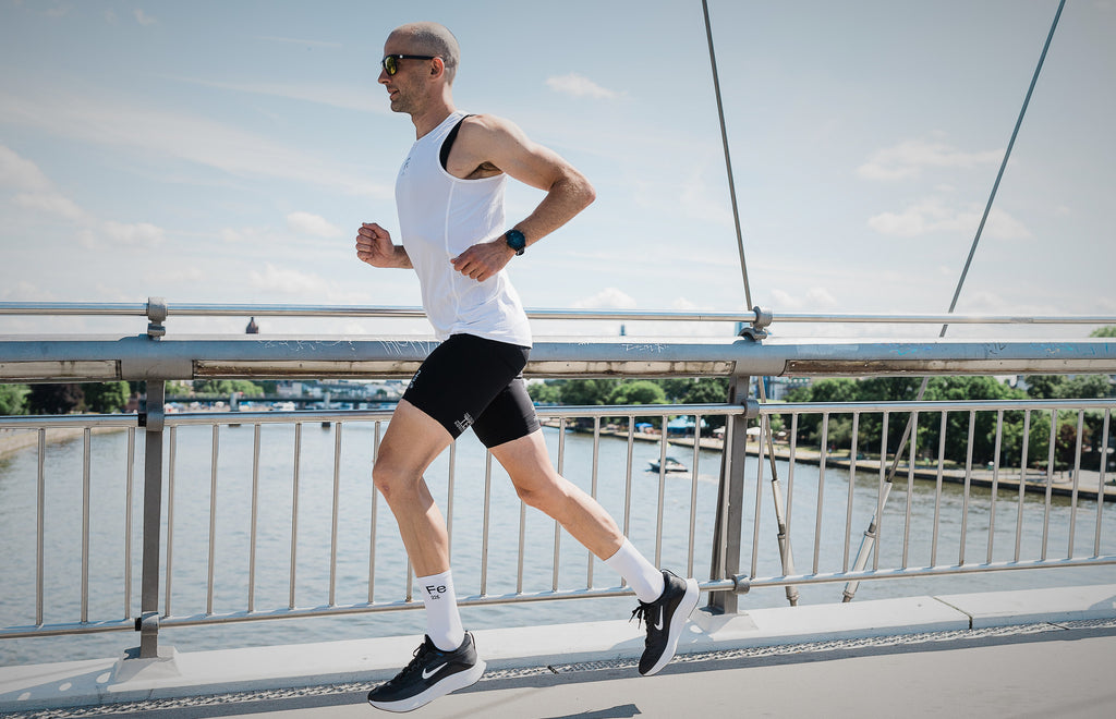 Fe226 running singlets, running tights and running socks are perfected for travelling. You don't need to wahs them too often and this way you don't need to pack too many pieces. Anti bacterial and odourless