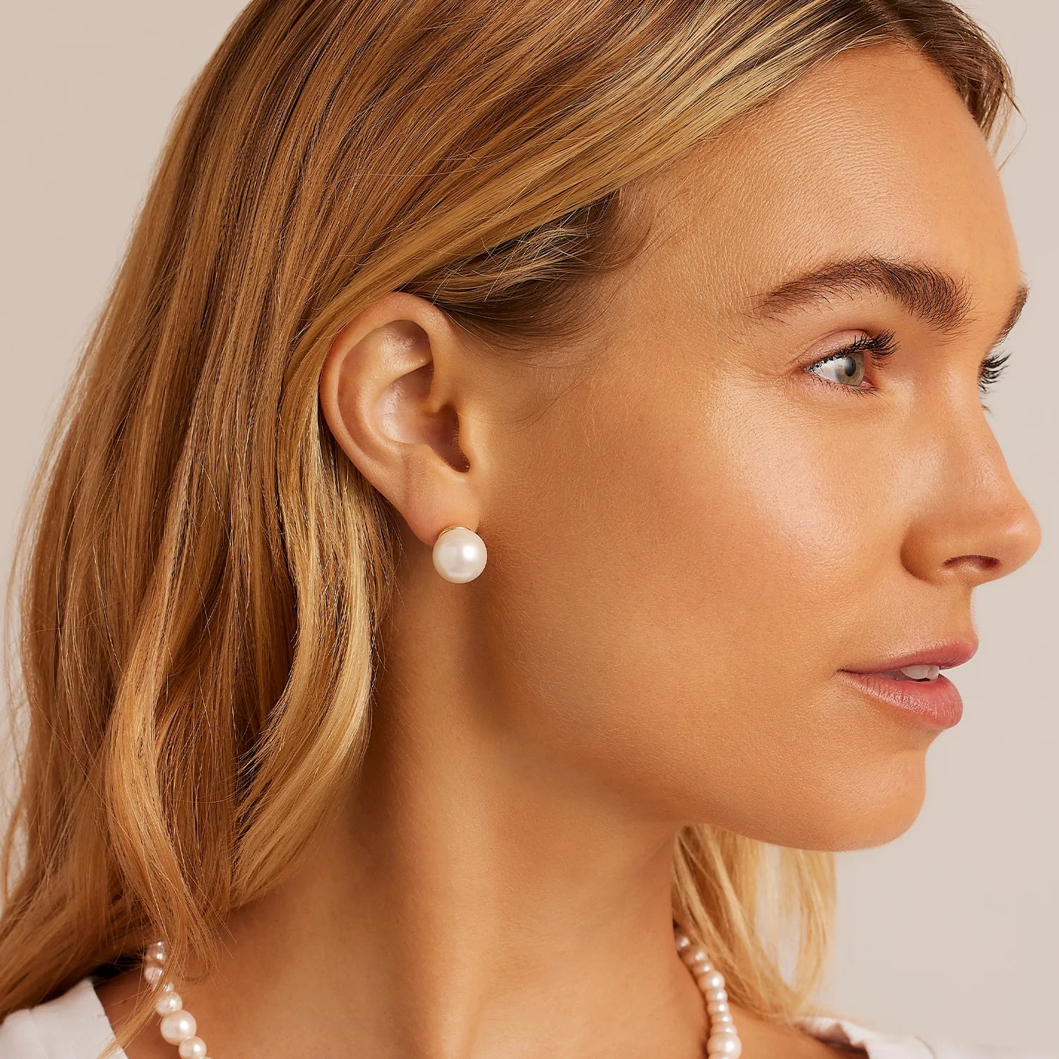 Lou Pearl Studs White