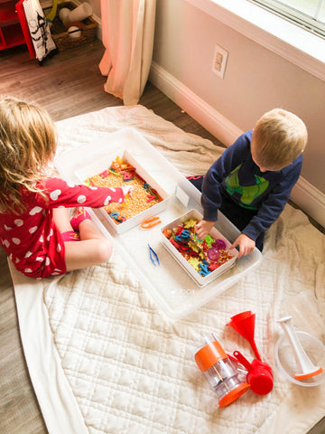 preschoolers playing with a sensory bin - how to encourage independent play