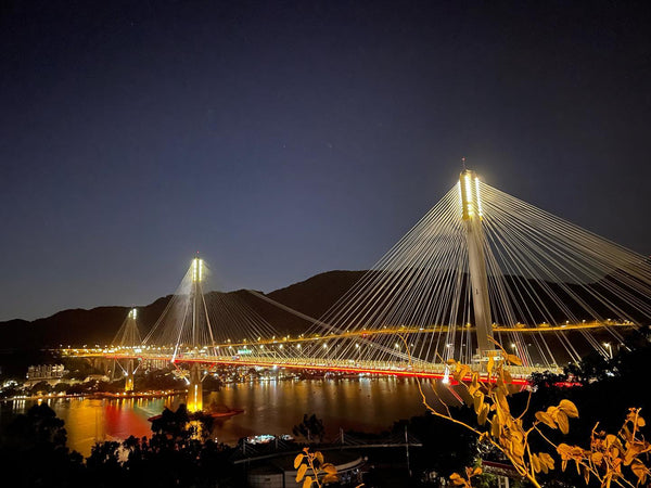 在青嶼幹線觀景台可同時見到青馬大橋、汀九橋和汲水門大橋的夜景，橋上燈光和月光互相輝映，十分吸引。