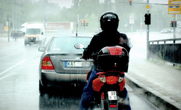 一件良好的雨褸和雨褲應同時有效抗水壓和透濕，讓騎士穿上後不會濕身，同時亦感到舒適。