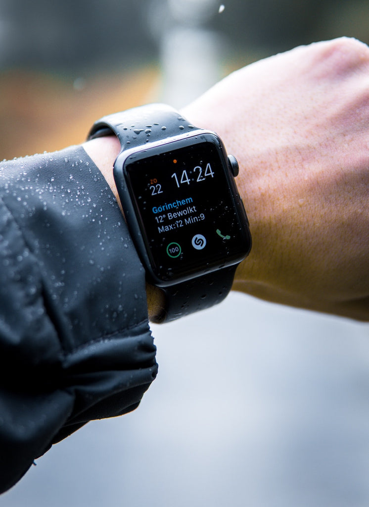 Die Apple Watch 8 und die Apple Watch 9 kannst du auch im Regen tragen
