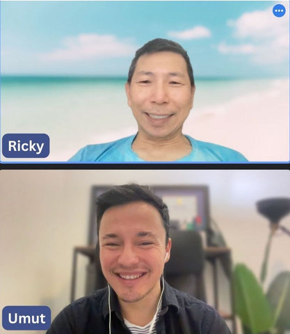 Deux gars souriant à la caméra lors d'un appel vidéo - Tumu Learning