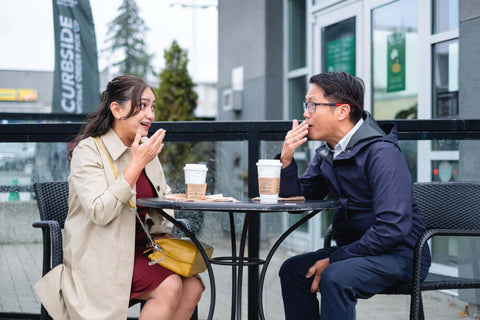 Amis parlant dehors dans le patio du café