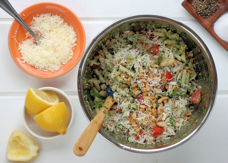 Macarrão saudável de pesto de frango sem glúten