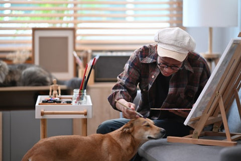 Aceite relajante; imagen de una persona trabajando junto a su mascota que se encuentra bastante tranquila.