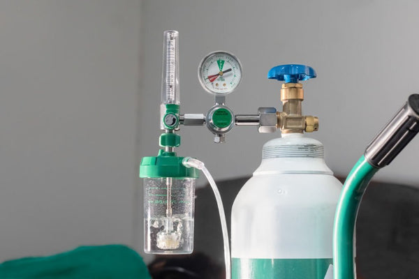 difference between oxygen concentrator and oxygen cylinder