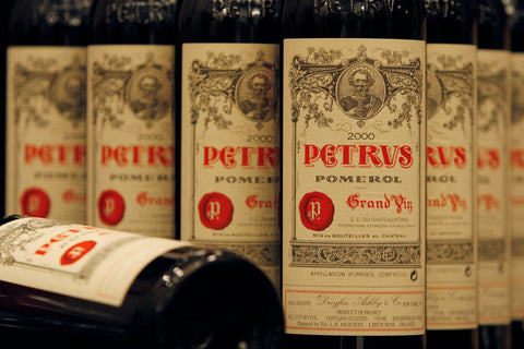 FOTO DE ARCHIVO: Botellas de Chateau Petrus 2000 se muestran en una conferencia de prensa antes de una subasta de vinos en Hong Kong. La casa Sotheby's pondrá a la venta una botella que permaneció 14 meses en la Estación Espacial Internacional (Reuters)