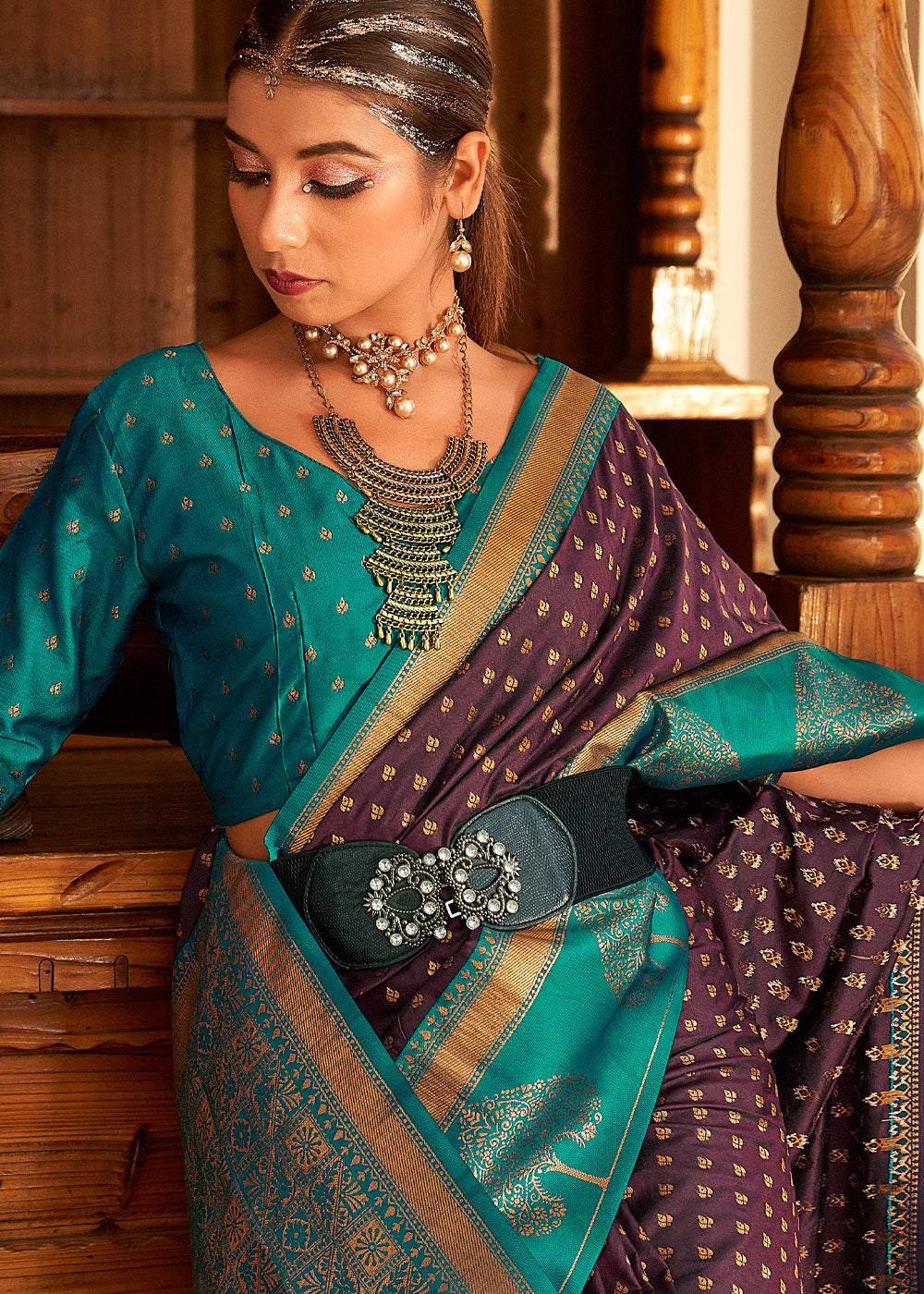 Know all about banarasi silk and banarasi saree the heritage of varanasi  and india | एक बनारसी साड़ी तैयार करने में लगते हैं तीन कारीगर, ये है सिल्क  और इसके इतिहास की
