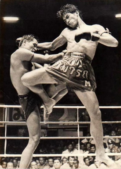 Cet enfant est un véritable pro à la boxe thaï