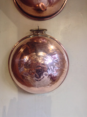 Hanging up the solidly constructed copper mixing bowl on your walls is a great way to keep it dry and in good condition.